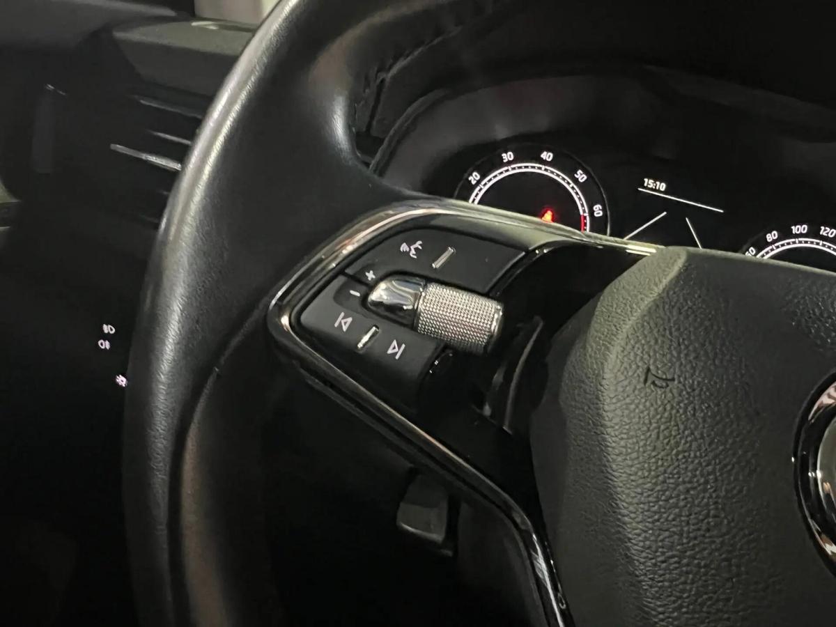 skoda-scala-2023-gasolina-999cc