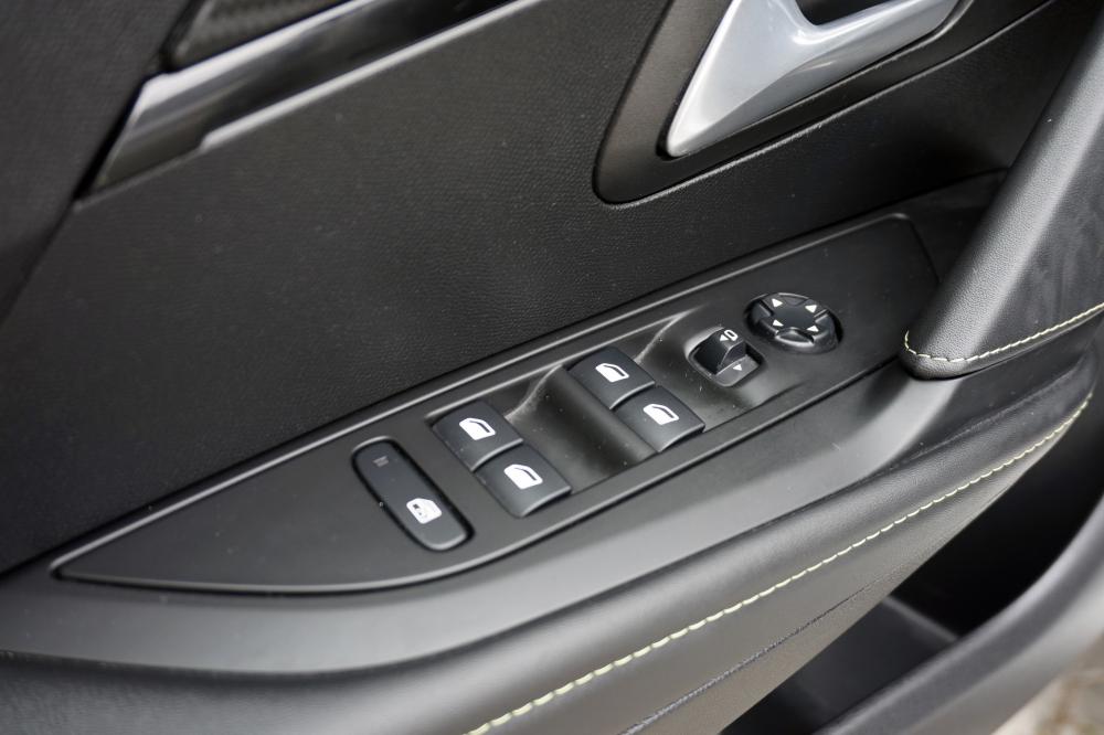 peugeot-208-2021-gasolina-1199cc