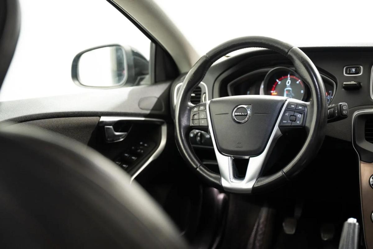 volvo-v40-cross-country-2017-diesel-1969cc