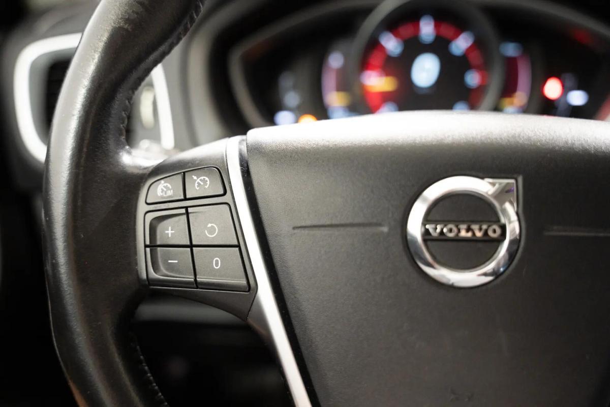 volvo-v40-cross-country-2017-diesel-1969cc