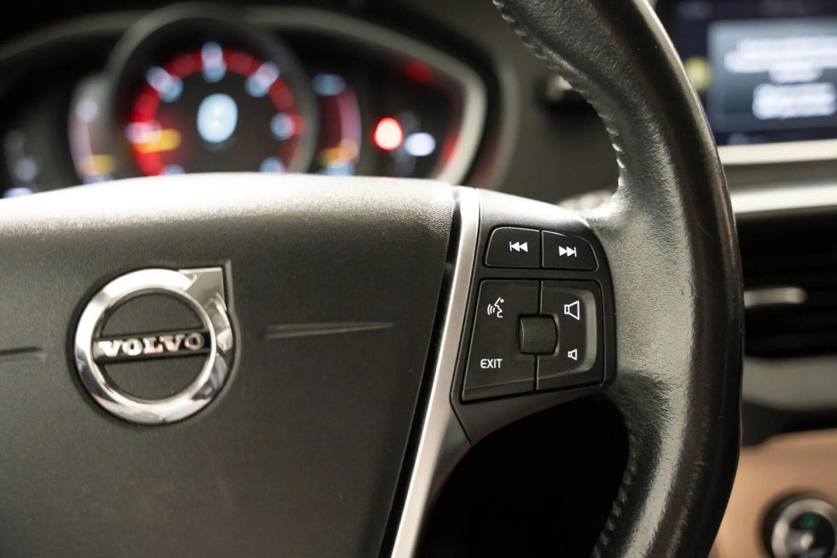 volvo-v40-cross-country-2017-diesel-1969cc