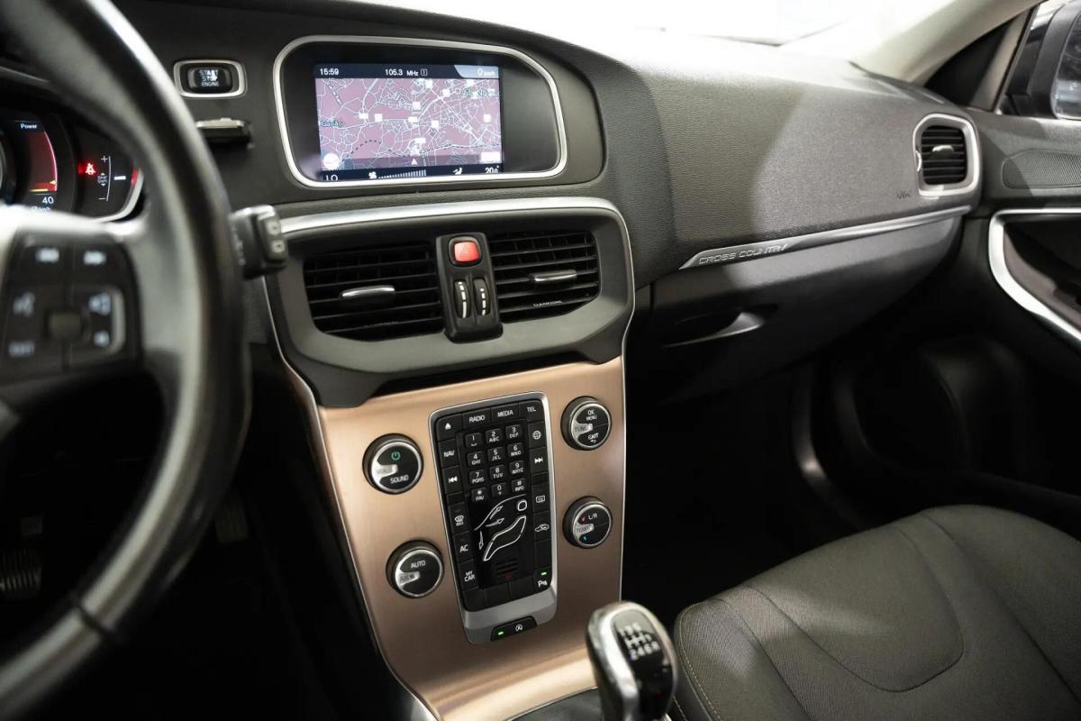 volvo-v40-cross-country-2017-diesel-1969cc