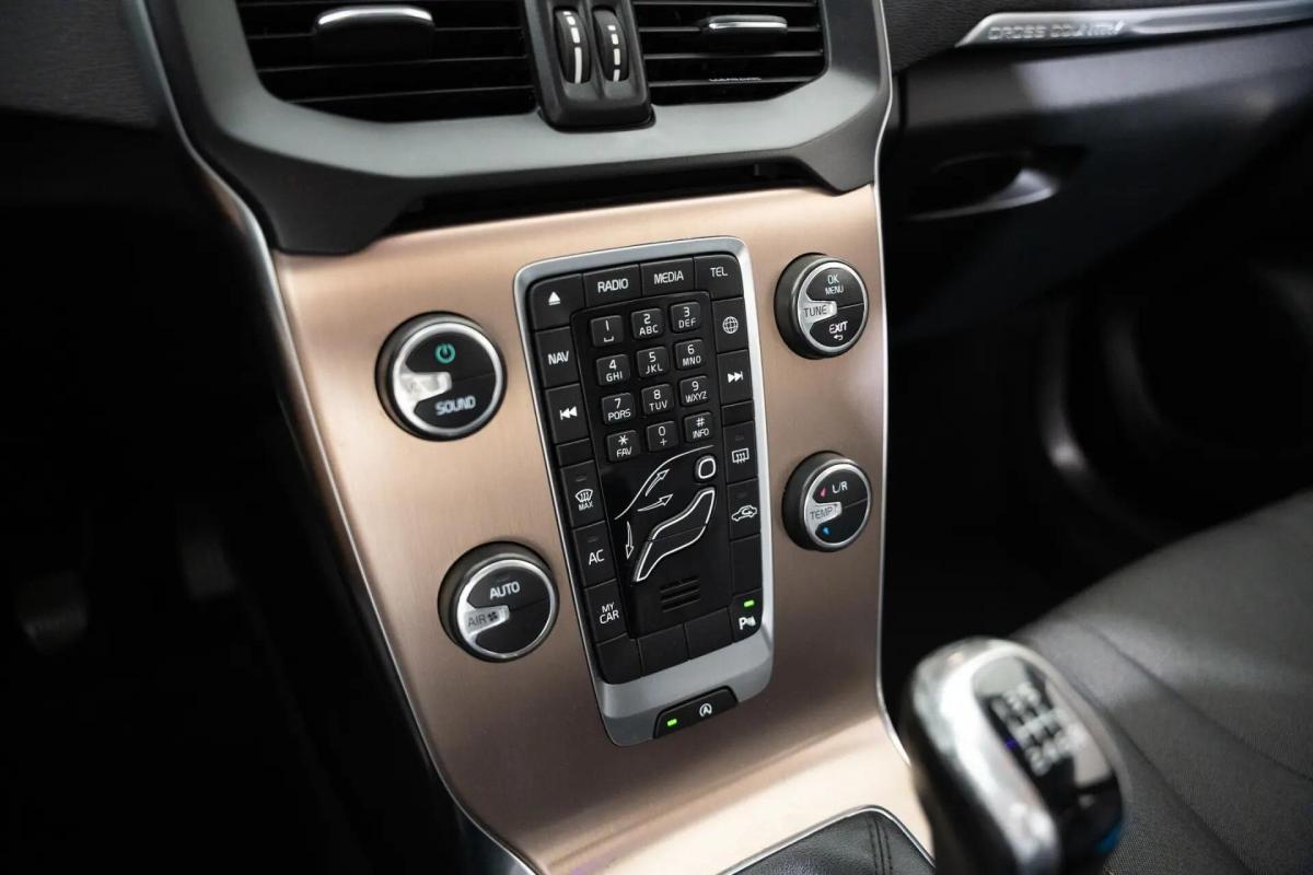 volvo-v40-cross-country-2017-diesel-1969cc