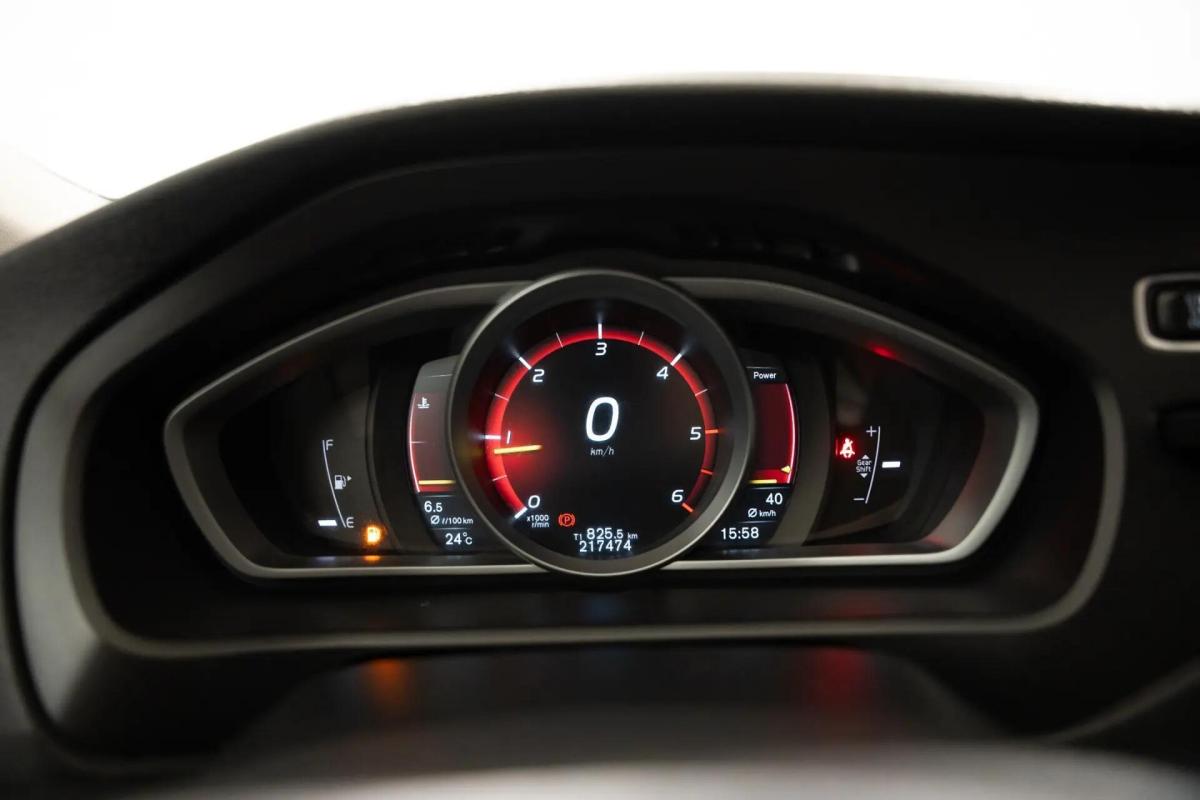 volvo-v40-cross-country-2017-diesel-1969cc