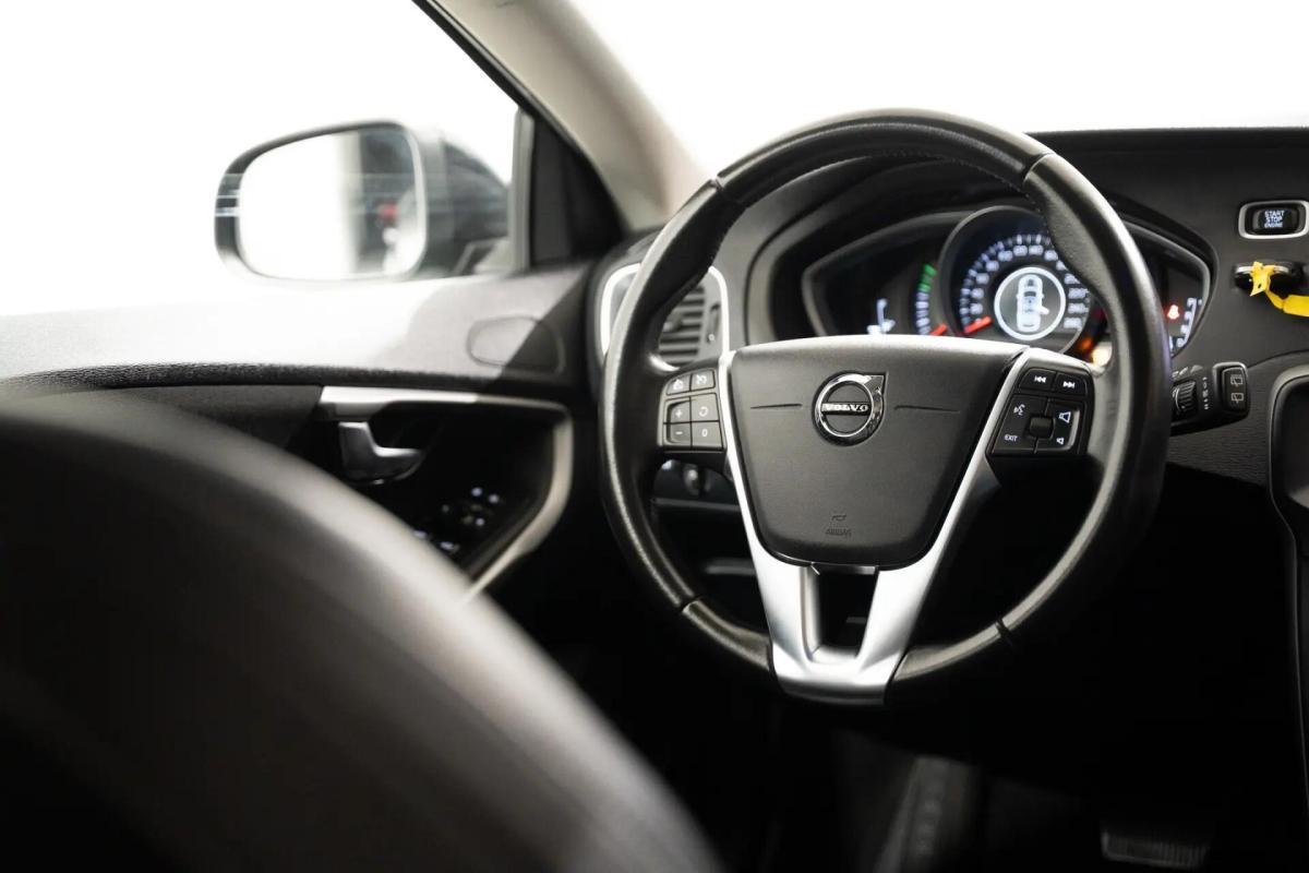 volvo-v40-cross-country-2017-diesel-1969cc