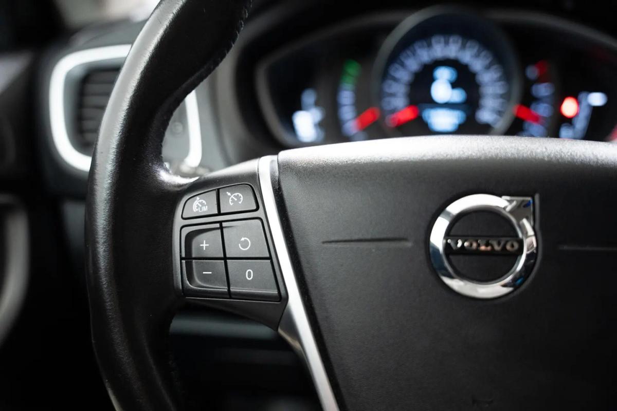 volvo-v40-cross-country-2017-diesel-1969cc