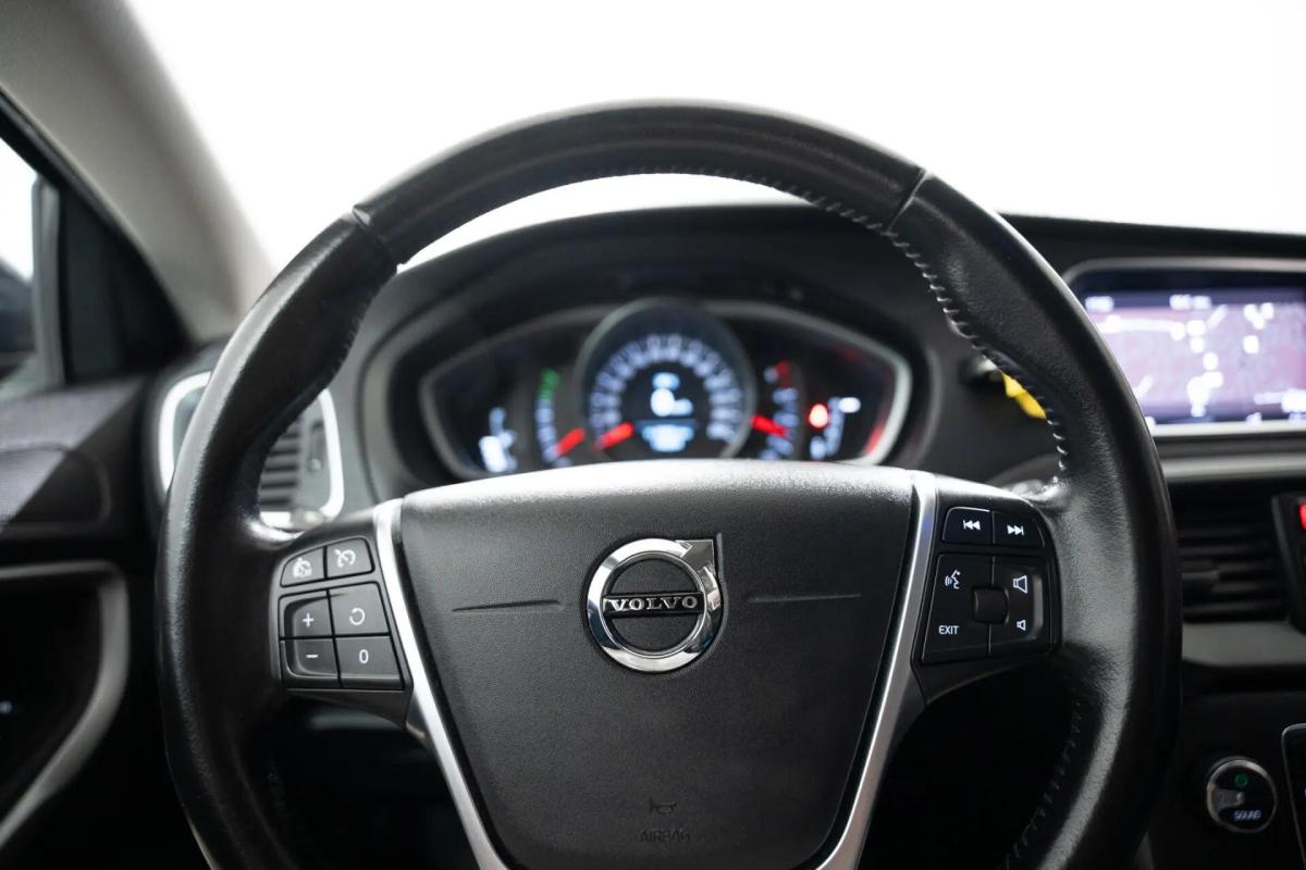 volvo-v40-cross-country-2017-diesel-1969cc