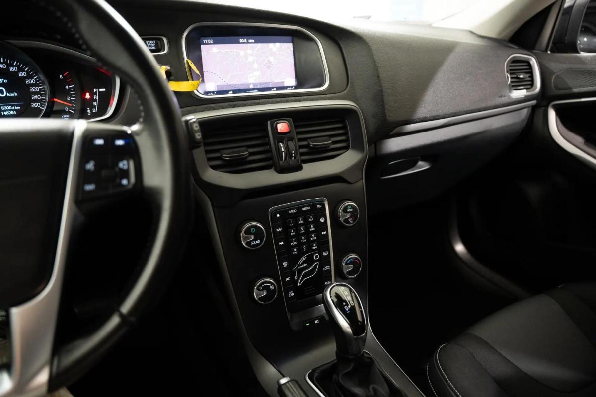 volvo-v40-cross-country-2017-diesel-1969cc