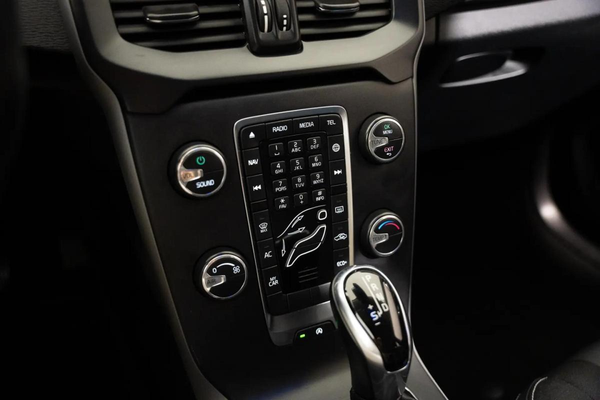 volvo-v40-cross-country-2017-diesel-1969cc