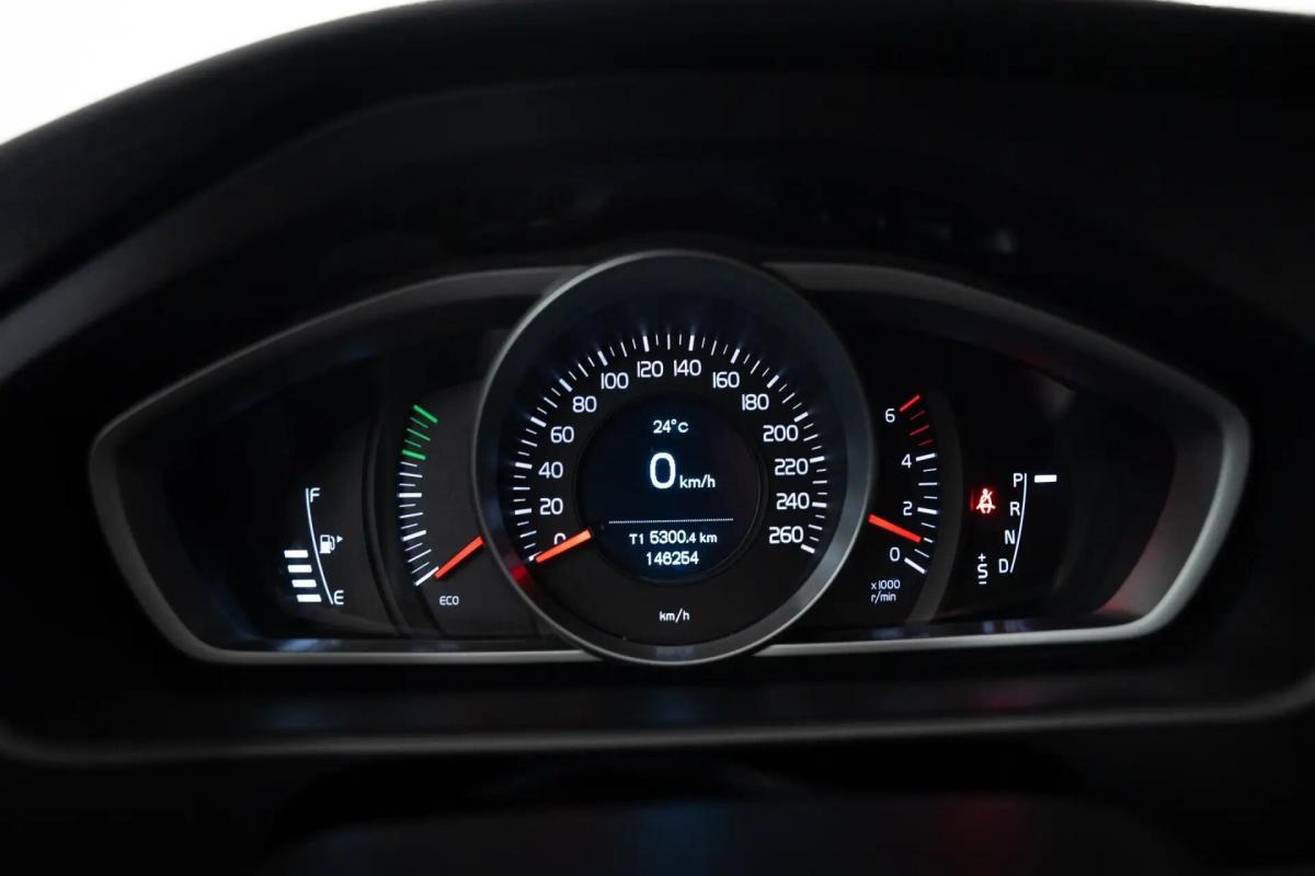 volvo-v40-cross-country-2017-diesel-1969cc