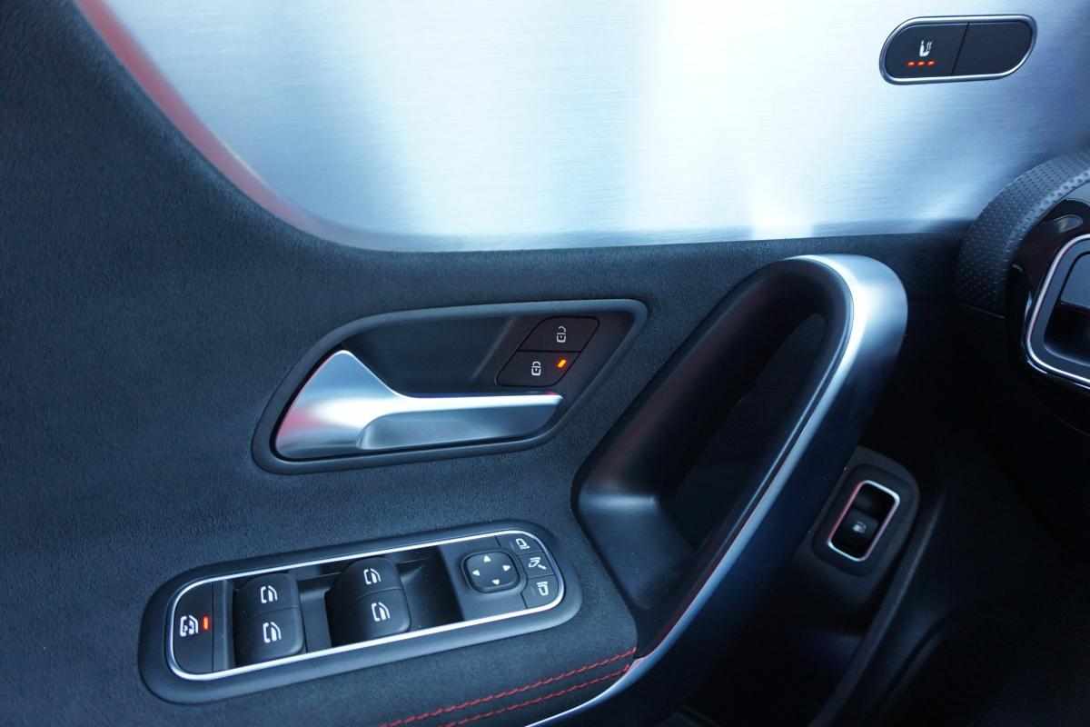 mercedes-benz-cla-250-e-2022-gasolina-1332cc