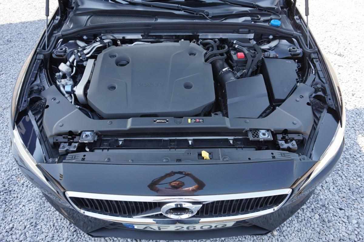 volvo-v60-b4-2021-diesel-1969cc