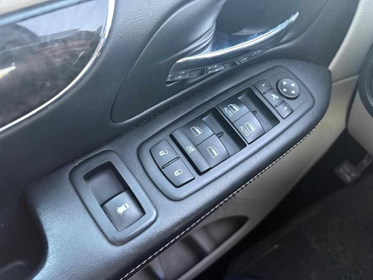lancia-voyager-2-8-2012-diesel-2776cc