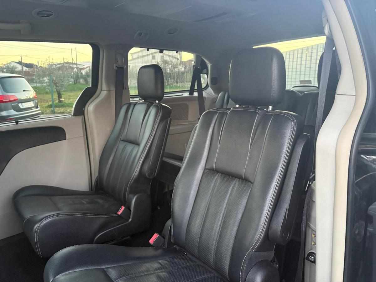 lancia-voyager-2-8-2012-diesel-2776cc