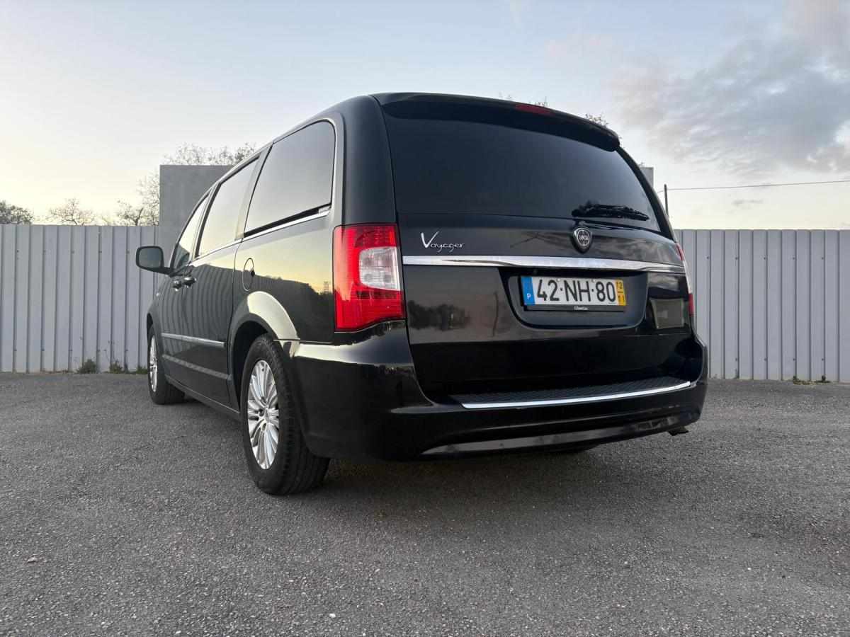 lancia-voyager-2-8-2012-diesel-2776cc