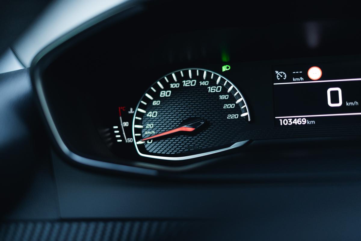 peugeot-208-2022-diesel-1499cc