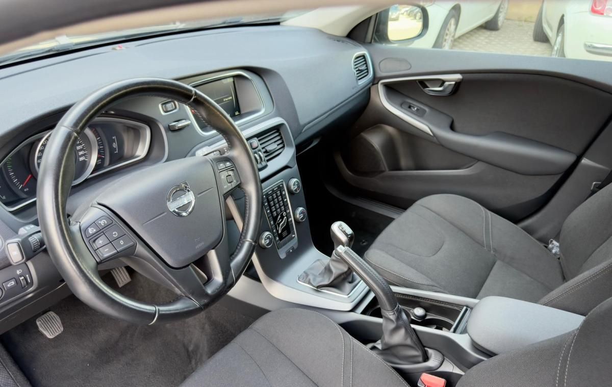 volvo-v40-2014-diesel-1560cc