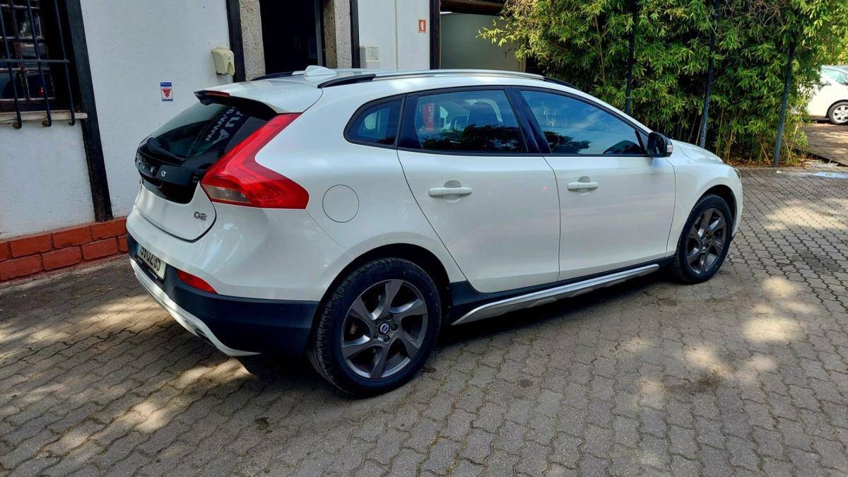 volvo-v40-cross-country-2016-diesel-1969cc