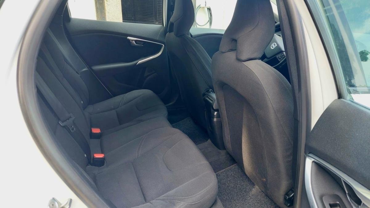 volvo-v40-cross-country-2016-diesel-1969cc