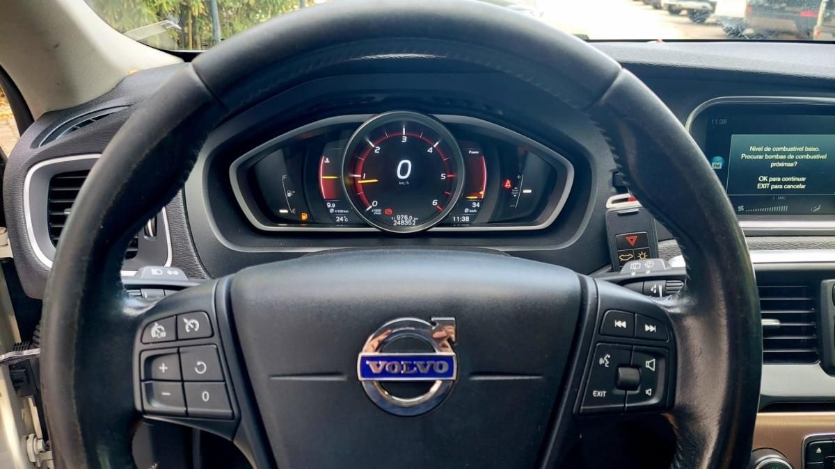 volvo-v40-cross-country-2016-diesel-1969cc