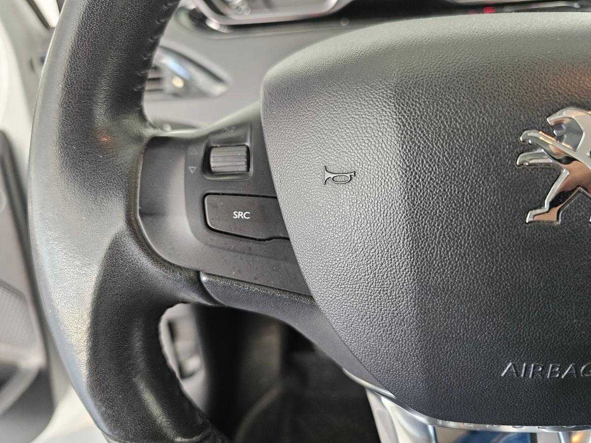 peugeot-208-2015-gasolina-1199cc