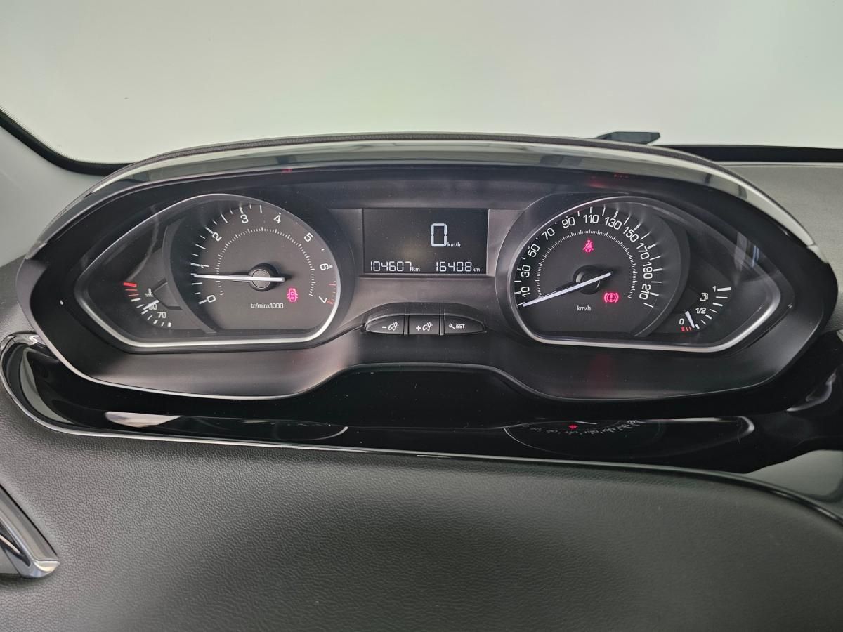 peugeot-208-2015-gasolina-1199cc