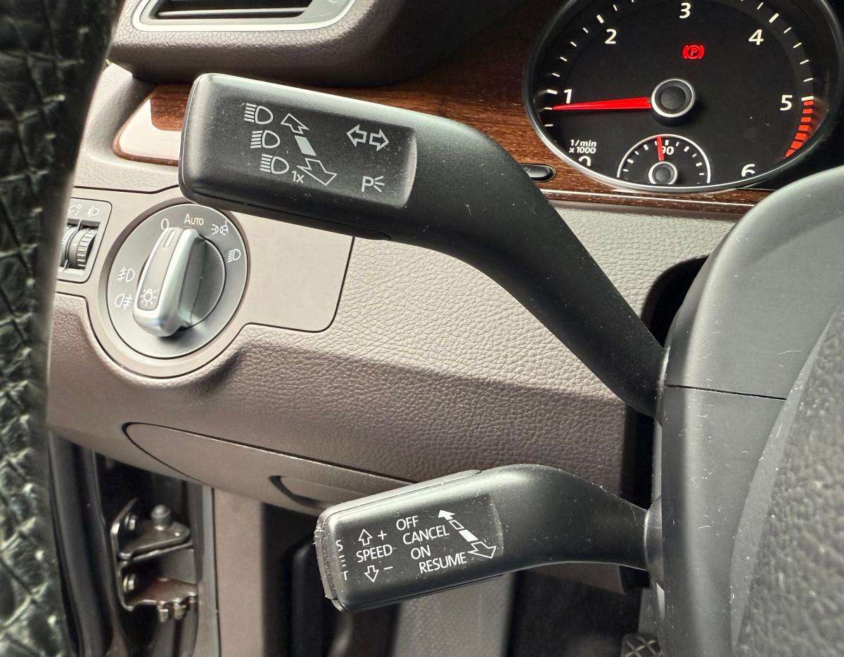 volkswagen-passat-variant-2011-diesel-1598cc