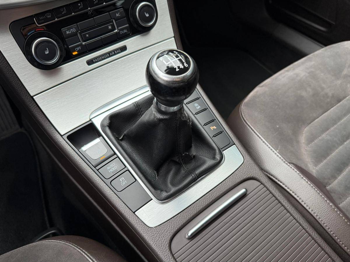 volkswagen-passat-variant-2011-diesel-1598cc