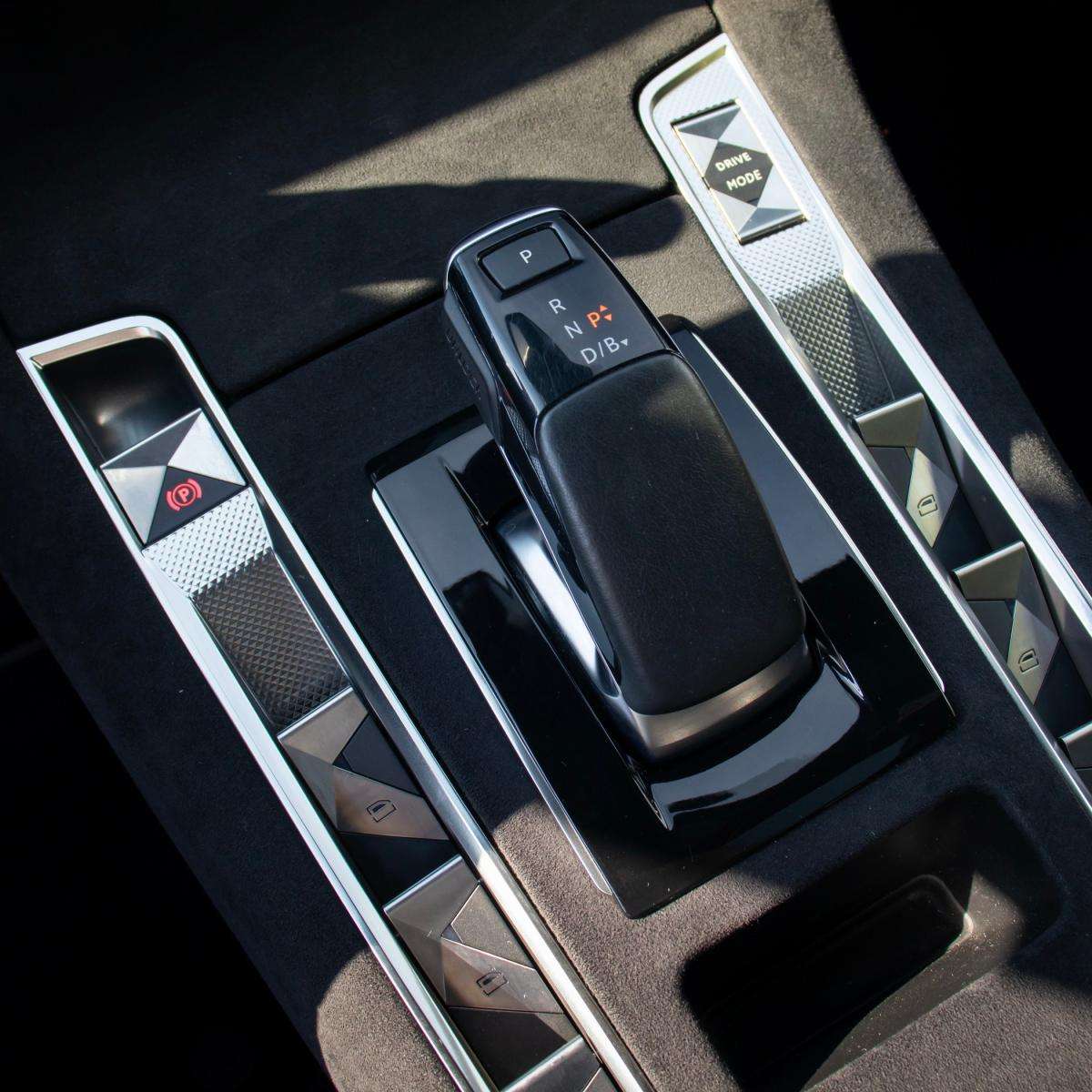 ds-ds-7-crossback-2023-hibrido-a-gasolina-1598cc