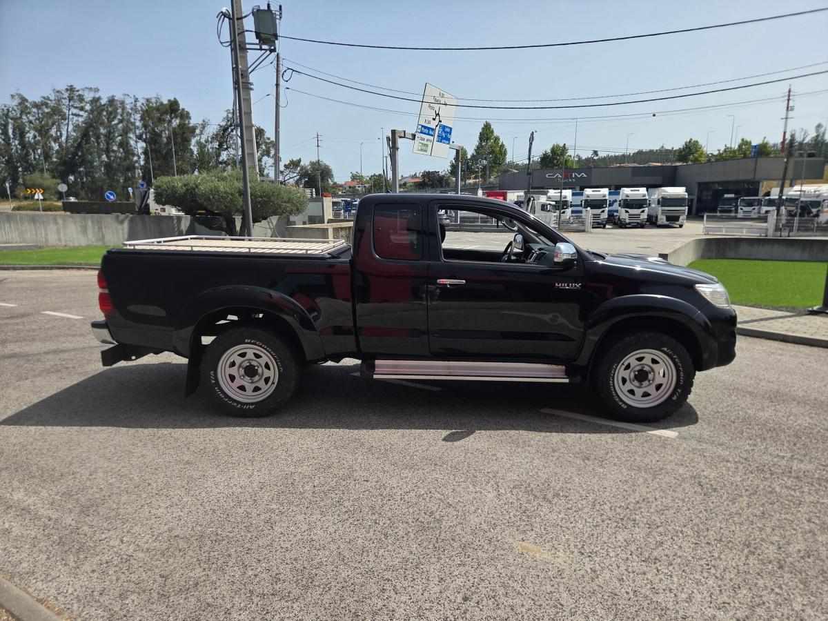 toyota-hilux-2014-diesel-2494cc