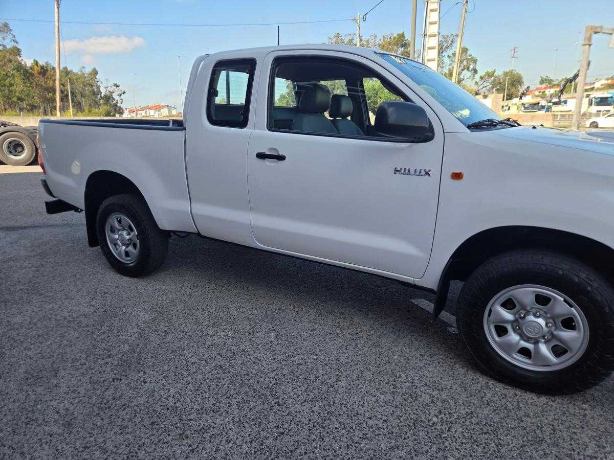 toyota-hilux-2011-diesel-2494cc
