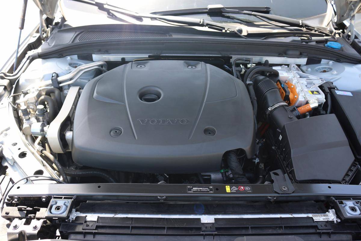 volvo-v60-2024-hibrido-a-gasolina-1969cc