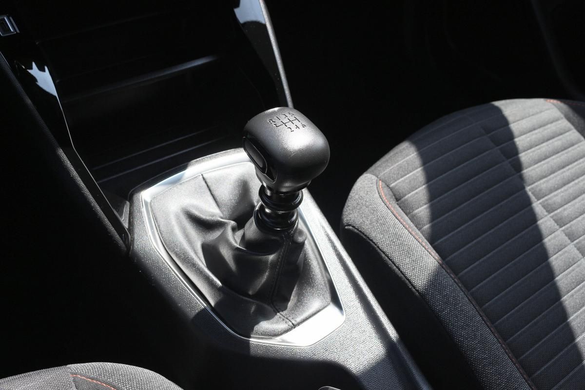 peugeot-2008-2023-gasolina-1199cc