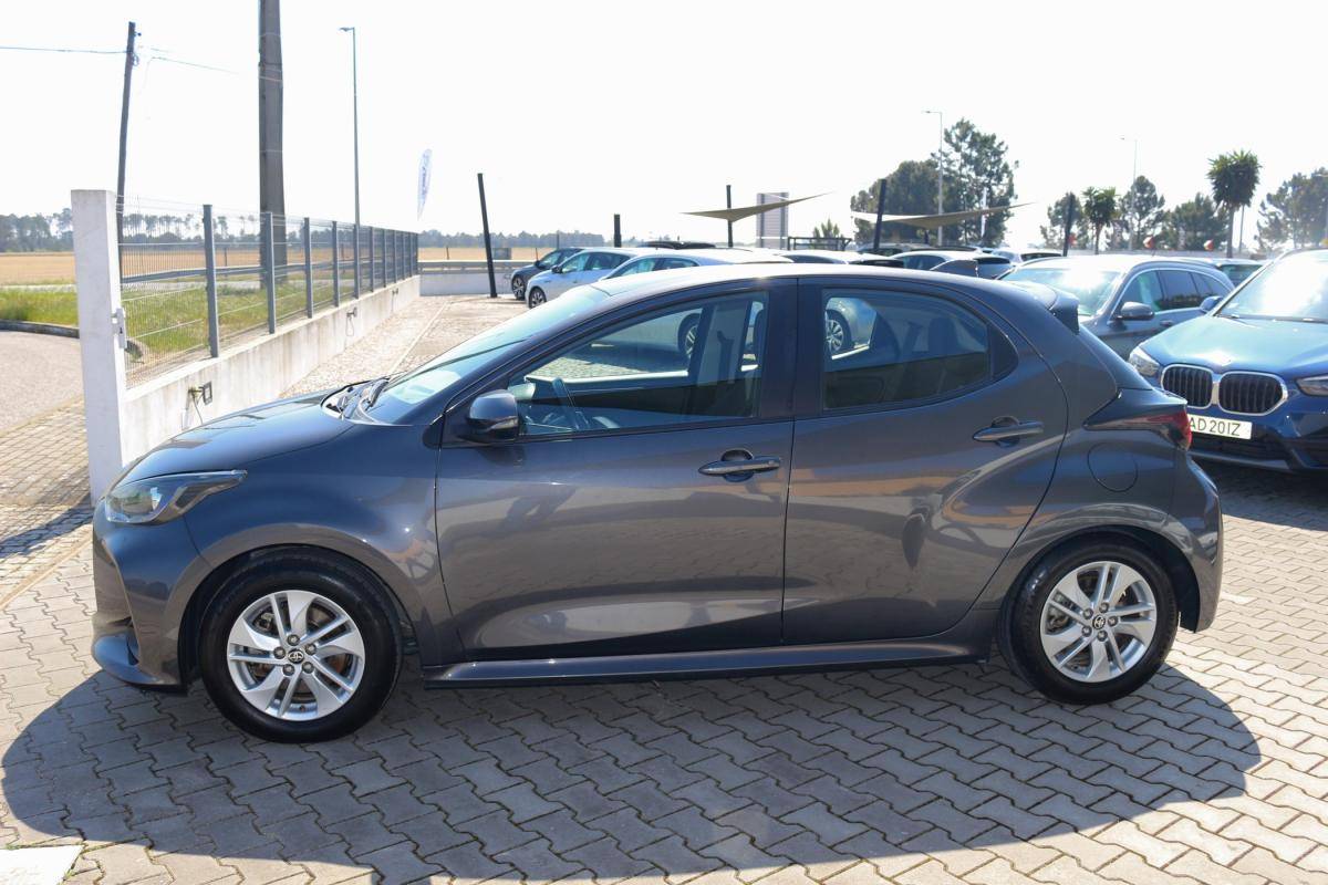 toyota-yaris-2022-hibrido-a-gasolina-1490cc