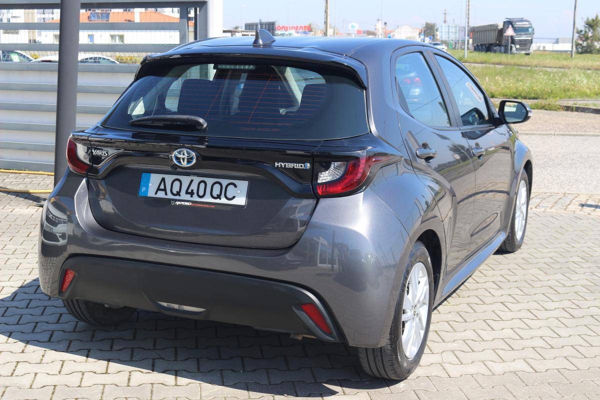 toyota-yaris-2022-hibrido-a-gasolina-1490cc