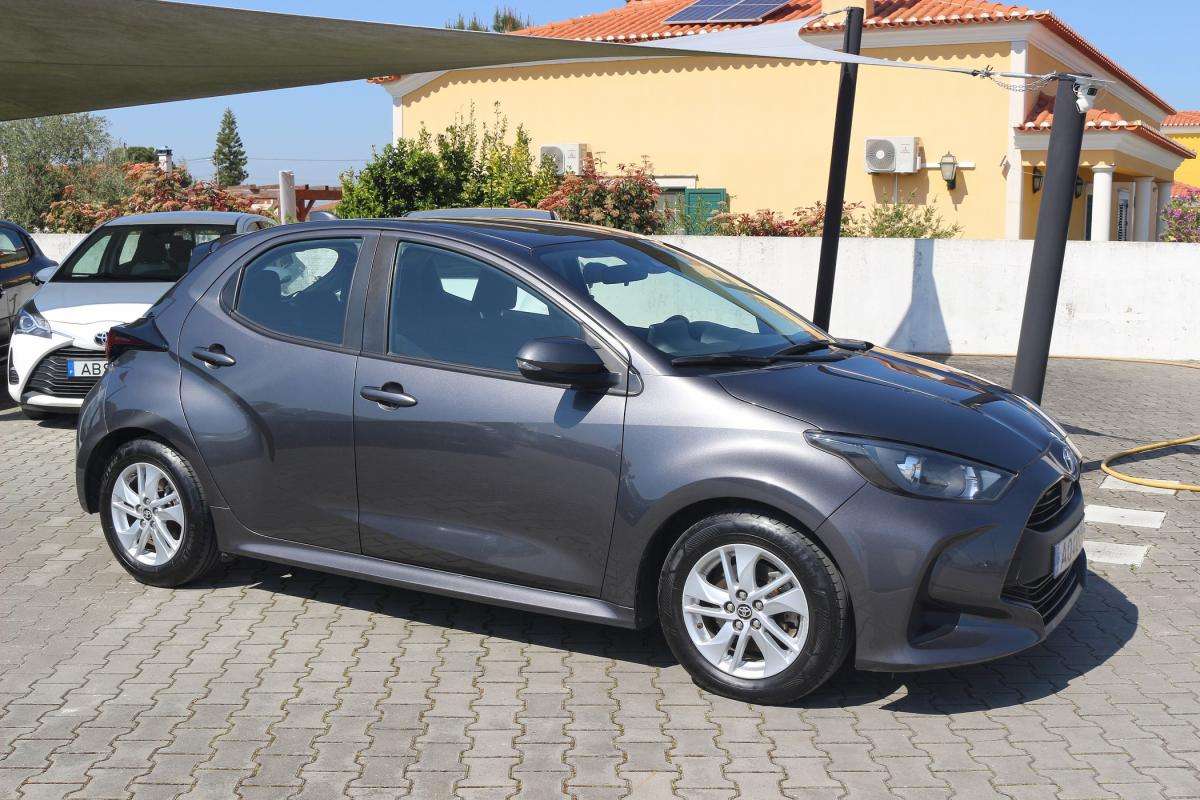 toyota-yaris-2022-hibrido-a-gasolina-1490cc