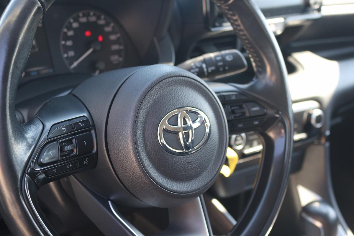 toyota-yaris-2022-hibrido-a-gasolina-1490cc