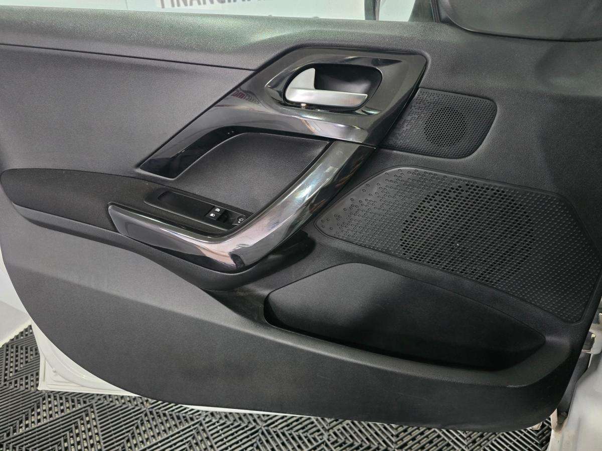 peugeot-208-2015-gasolina-1199cc