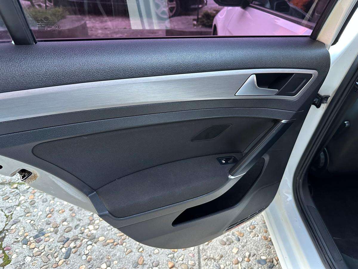 volkswagen-golf-variant-2015-diesel-1598cc
