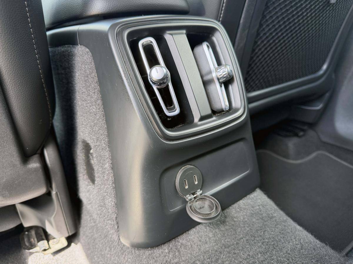 volvo-xc40-2022-hibrido-a-gasolina-1477cc