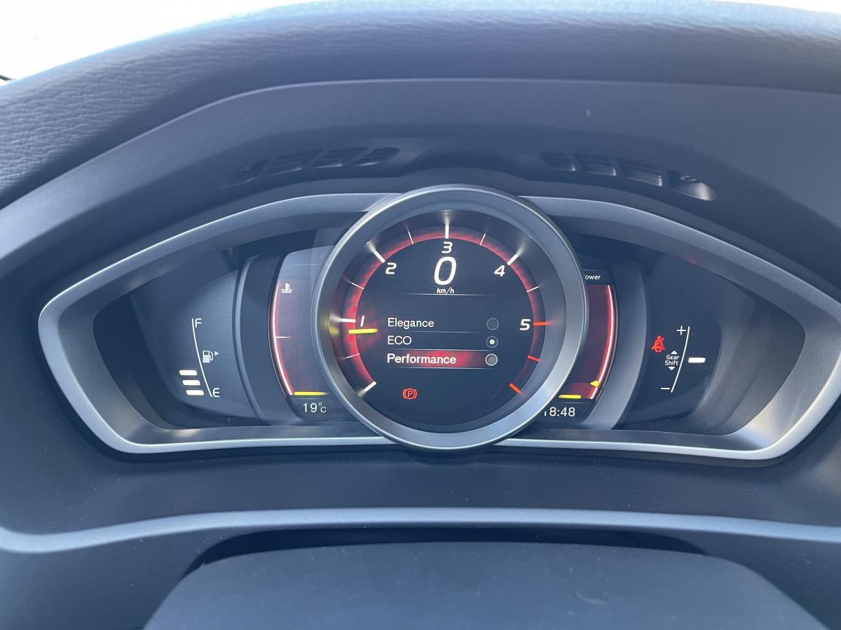 volvo-v40-cross-country-2016-diesel-1969cc