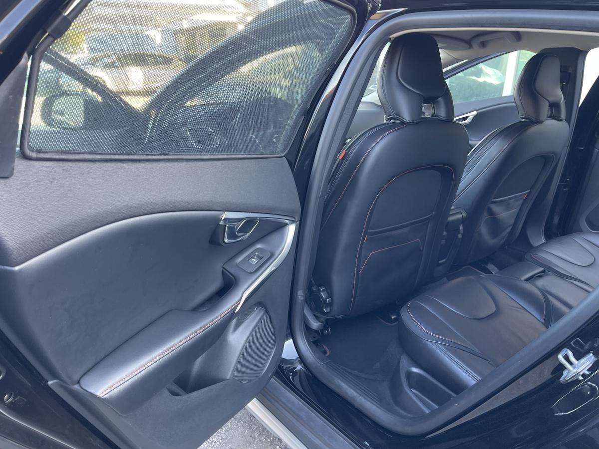 volvo-v40-cross-country-2016-diesel-1969cc