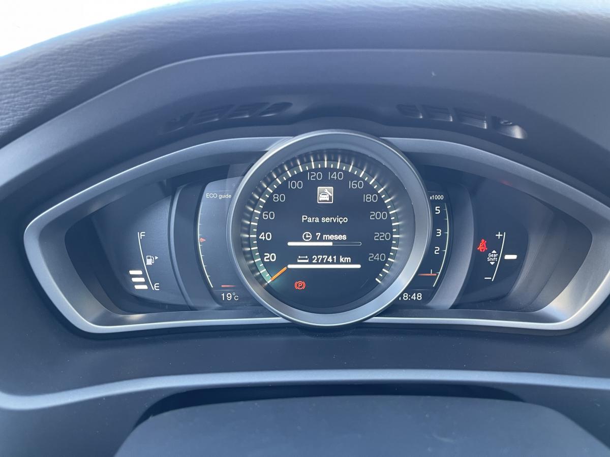 volvo-v40-cross-country-2016-diesel-1969cc