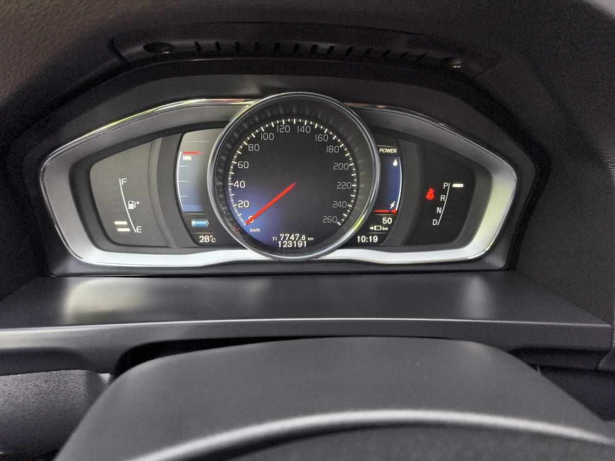 volvo-v60-d6-plug-in-hybrid-2-4-awd-2018-diesel-2400cc