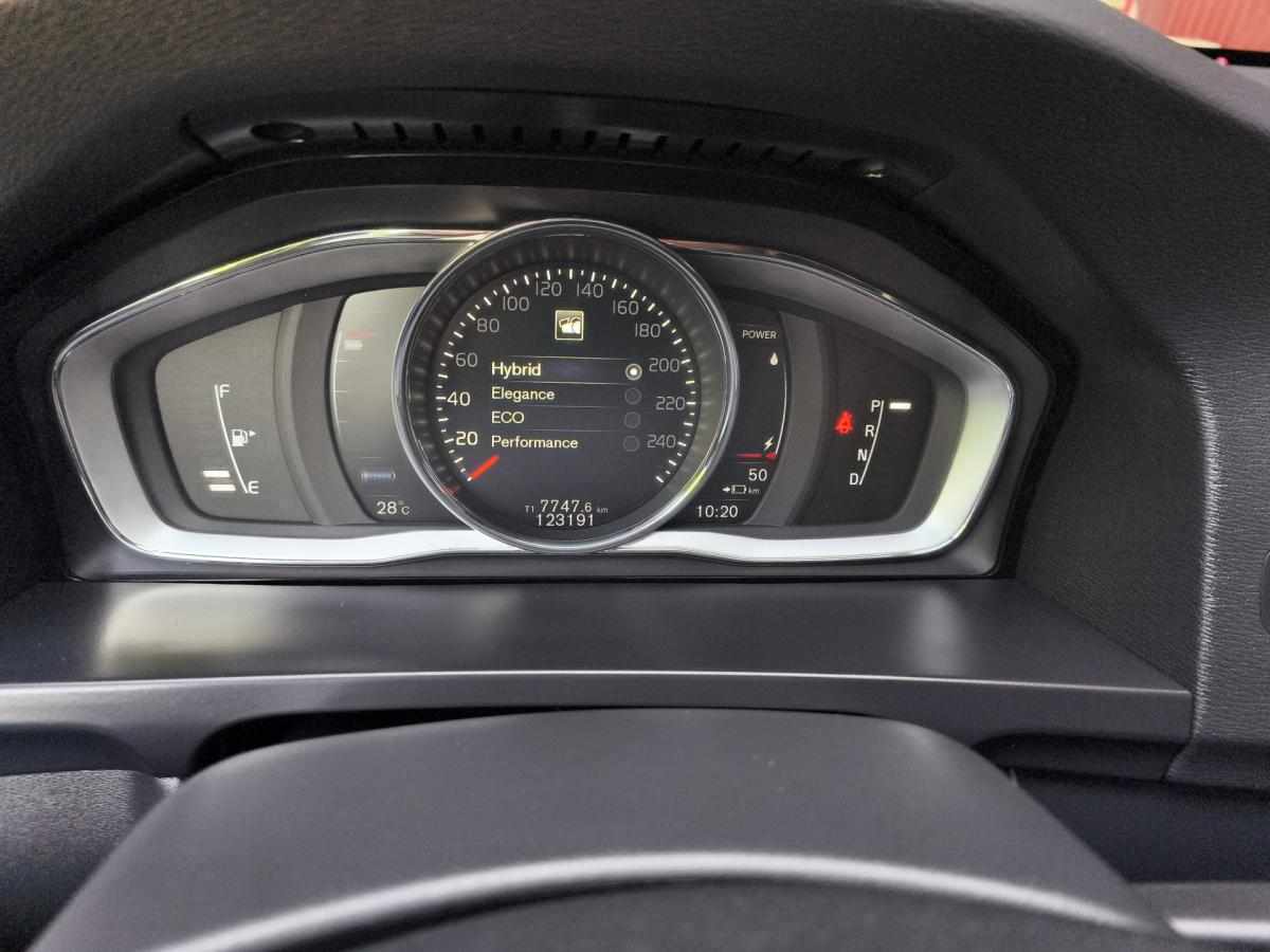 volvo-v60-d6-plug-in-hybrid-2-4-awd-2018-diesel-2400cc