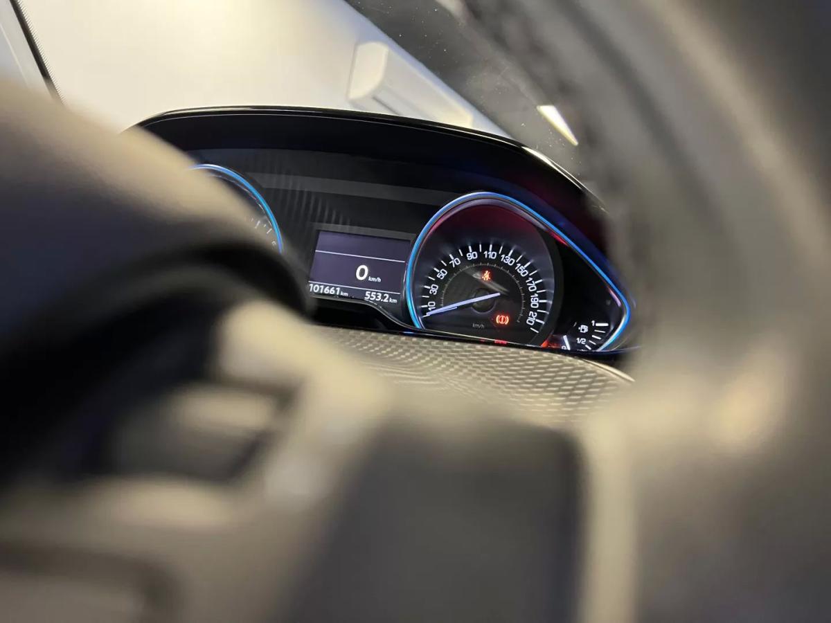 peugeot-208-2016-gasolina-1199cc