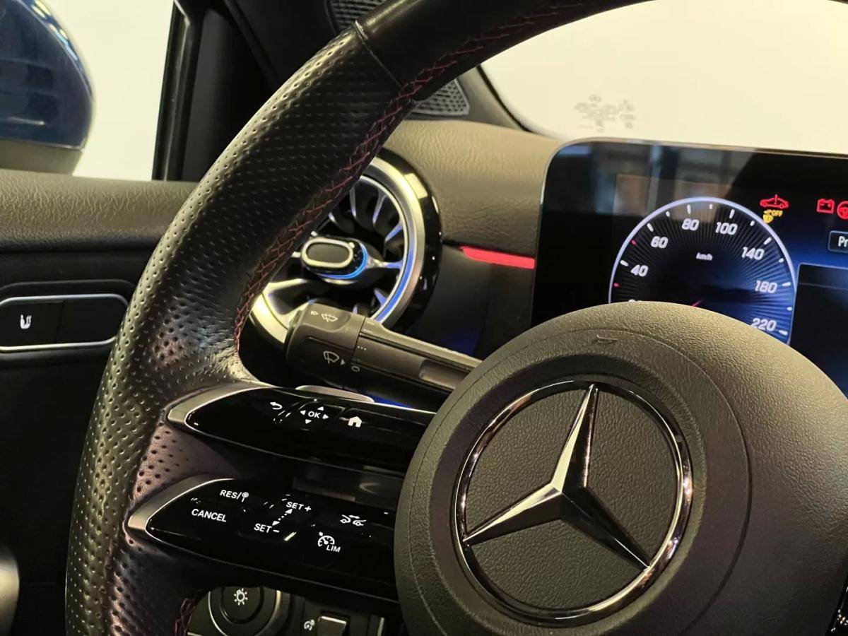 mercedes-benz-classe-a-2023-hibrido-1332cc