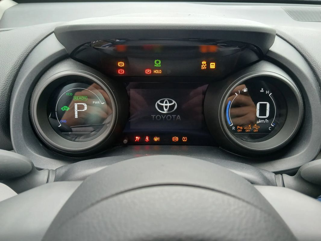 toyota-yaris-2022-hibrido-a-gasolina-1490cc