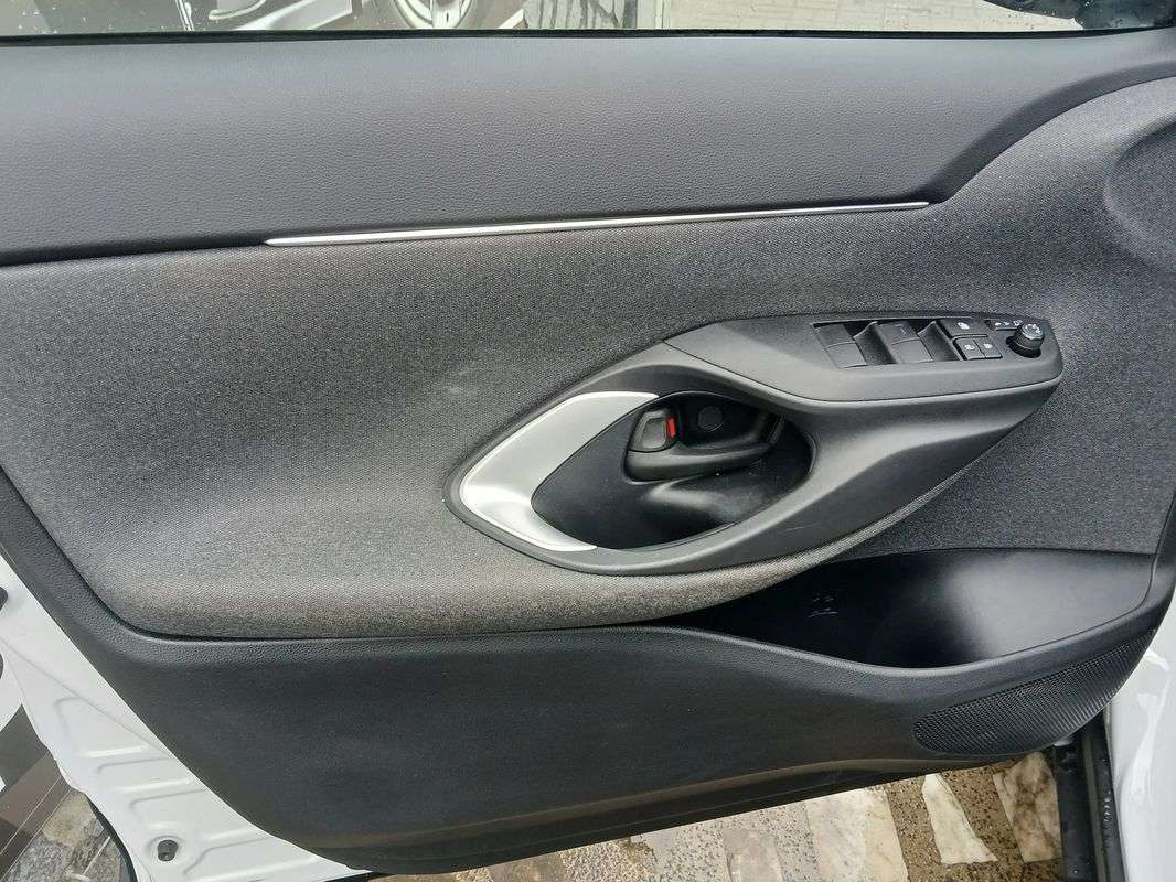toyota-yaris-2022-hibrido-a-gasolina-1490cc