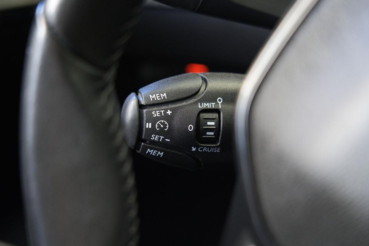 peugeot-208-2021-eletrico-500cc